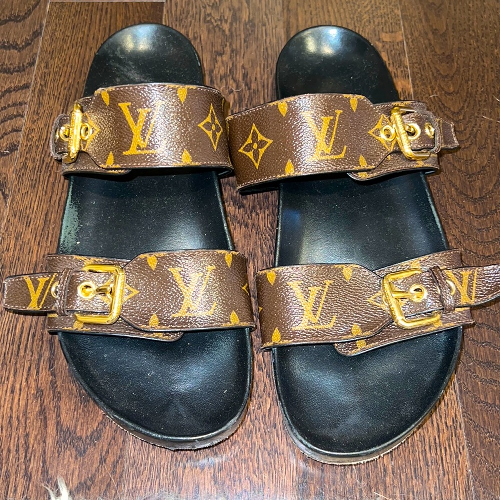 Authentic Louis Vuitton 39 logo Bom Dia sandals 945$